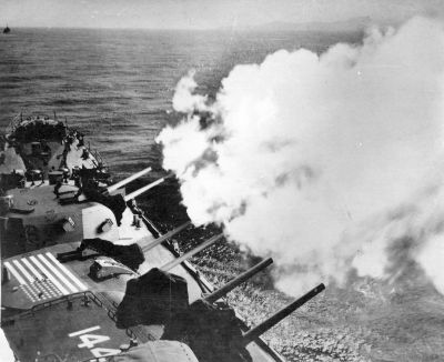 Firing_6_inch_guns_off_Korea_-_1950_28Bill_Lindeman29.jpg