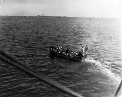 024_6_May_52_Oran2C_Algeirs_-_Orphans_leaving_the_ship_in_the_liberty_launch.jpg