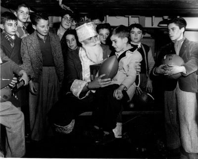 024_21_Dec_53_Toulon2C_France_-_Worcester_Santa_presents_gifts_to_Toulon_orphans_28Dick_Kerry29.jpg