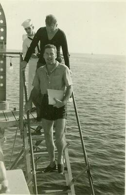 Errol_Flynn_on_USS_Worcester_28Jack_Beard29.jpg